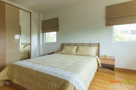 ห้องนอนเล็กที่มีการตกแต่งด้วยม่านพับโทนสีน้ำตาล @ Trendy Tara พระราม 2