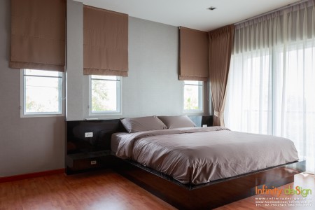ห้องนอนใหญ่ ตกแต่งเรียบง่ายโทนสีน้ำตาล @ Casa Ville วัชรพล – สุขาภิบาล 5