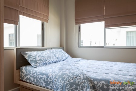 ห้องนอนเล็กที่มีการตกแต่งด้วยม่านพับโทนสีน้ำตาล @ Perfect Place พัฒนาการ–ศรีนครินทร์