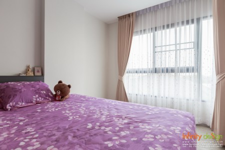 ห้องนอนสไตล์หวาน ที่มีการตกแต่งด้วยผ้าม่านจีบโทนสีครีม @ Villa Lasalle  สุขุมวิท 105
