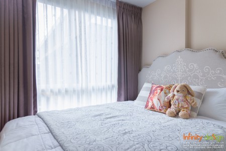 ห้องนอนสวยๆ ก็ต้องมีหมอนอิงกับน้องหมีตกแต่งสักหน่อย @ Metro Luxe เอกมัย-พระราม 4