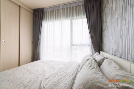 ห้องนอนได้มีการตกแต่งด้วยผ้าม่านจีบโทนสีเทาซึ่งสามารถกันแสงได้เป็นอย่างดี @ Aspire รัตนาธิเบศร์ 2 