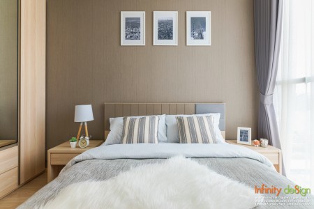 ห้องนอนตกแต่งด้วยวอลเปเปอร์ สีน้ำตาลเทาดูอบอุ่นที่สุด @ Noble Revolve รัชดา 1