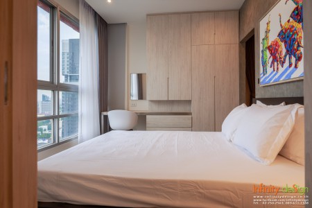 ห้องนอนใหญ่ตกแต่งสไตล์ Modern Loft @ Pathumwan Resort