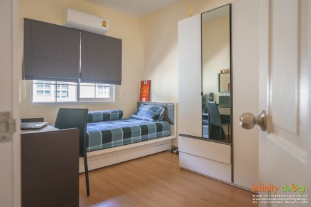 ห้องนอนเล็กชั้น 3 ได้ตกแต่งในสไตล์โมเดิร์น พร้อมตกแต่งบริเวณบานหน้าต่างด้วยผ้าม่านพับโทนสีเทา @ Golden City ปิ่นเกล้า-จรัญสนิทวงศ์ 