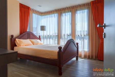 ห้องนอนใหญ่ ตกแต่งด้วยม่านจีบสีส้มอมแดง @ Moniiq สุขุมวิท 64