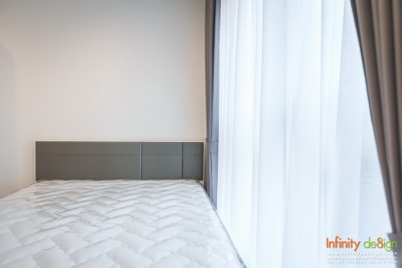 ห้องนอนตกแต่งด้วยผ้าโปร่งโทนสีขาว @ Life สุขุมวิท 48