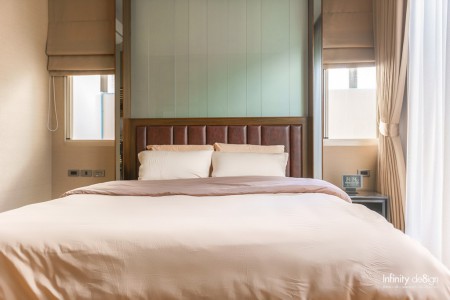 ห้องนอนใหญ่ตกแต่งด้วยม่านพับสีน้ำตาลอ่อน @ Private Nirvana North-East