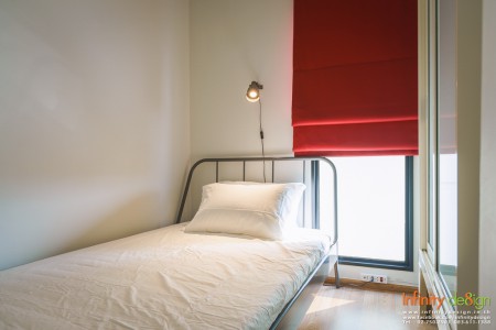 ห้องนอนเล็ก ตกแต่งด้วยม่านพับสีแดง @ Unio สุขุมวิท 72