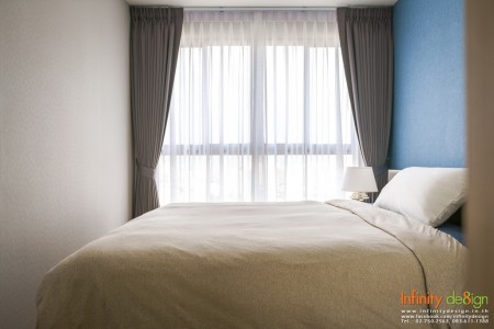 ห้องนอน ตกแต่งด้วยผ้าม่านสีเทา @ Ideo O2