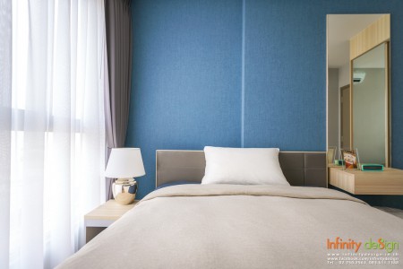 ห้องนอน ตกแต่งด้วยวอลเปเปอร์สีน้ำเงิน @ Ideo O2