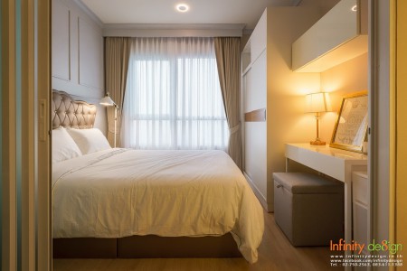 ห้องนอนตกแต่งด้วยผ้าม่าน สีครีม @ The Tempo Grand สาทร-วุฒากาศ 