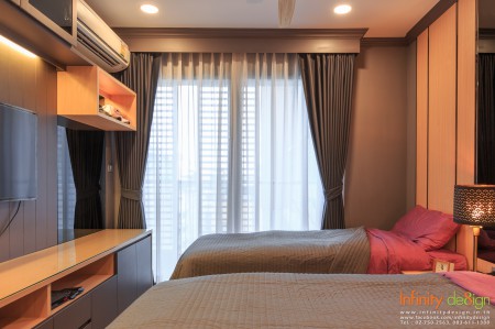 ห้องนอนตกแต่งด้วยผ้าม่านสีเทา @ Sync Nature Siam