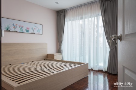 ห้องนอนใหญ่ตกแต่งด้วยผ้าม่านสีเทา @ Uni Villa พหลโยธิน 8