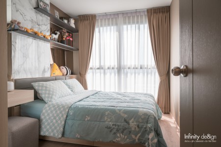 ห้องนอนตกแต่งด้วยผ้าม่านสีทอง @ Ideo O2