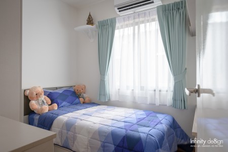 ห้องนอนเล็กตกแต่งด้วยผ้าม่านจีบ โทนสีฟ้า @ Pleno สุขุมวิท-บางนา