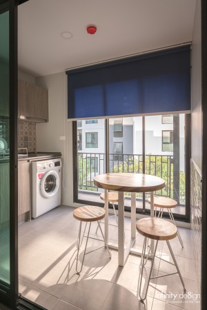 ห้องครัว ตกแต่งด้วยม่านม้วน โทนสีน้ำเงิน @ Notting Hill สุขุมวิท 105