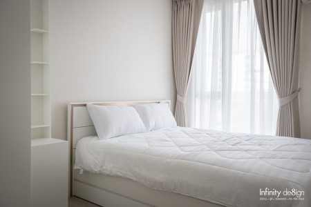 ห้องนอน ตกแต่งด้วยผ้าม่านจีบ สีน้ำตาลอ่อน @ Plum Condo ราม 60 อินเตอร์เชนจ์