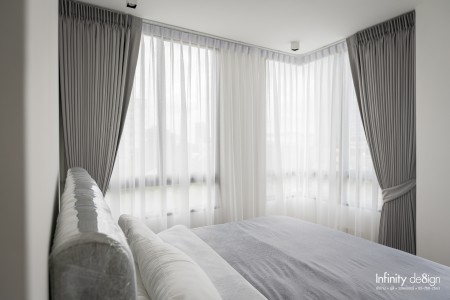 ห้องนอนตกแต่งด้วยผ้าม่านจีบ โทนสีเทาอ่อน @ Lyss รัชโยธิน