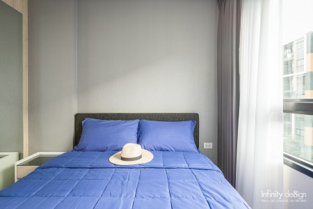 ห้องนอนตกแต่งด้วยวอลเปเปอร์ โทนสีเทา @ iCondo Green Space สุขุมวิท 77
