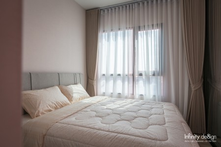 ห้องนอนตกแต่งด้วยผ้าม่านลอน สีครีม @ Niche Mono สุขุมวิท-แบริ่ง