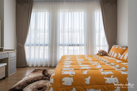 ห้องนอนใหญ่ตกแต่งด้วยผ้าม่านจีบ @ Pleno สุขุมวิท - บางนา