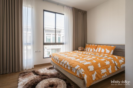 ห้องนอนใหญ่ตกแต่งด้วยผ้าม่าน สีน้ำตาลอมเทา @ Pleno สุขุมวิท - บางนา