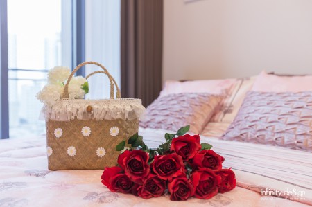 บนเตียงตกแต่งด้วยดอกไม้สวยๆ @ The Line พหลฯ–ประดิพัทธ์
