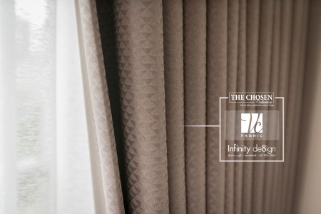 ห้องนอนตกแต่งด้วยผ้าม่าน สีน้ำตาล ลายสามเหลี่ยม จากแบรนด์ VC @ Kawa Haus สุขุมวิท 77