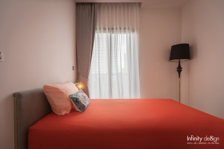 ห้องนอนตกแต่งด้วยผ้าม่านสีเทาอ่อน จากแบรนด์ VC @ Kawa Haus สุขุมวิท 77