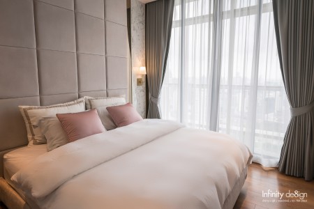 ห้องนอนเล็กตกแต่งด้วยผ้าม่านโปร่ง สีขาวครีม @ Park Origin พร้อมพงษ์