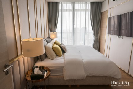 ห้องนอนใหญ่ตกแต่งด้วยผ้าม่านลอน @ Park Origin พร้อมพงษ์