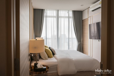 ห้องนอนใหญ่ตกแต่งด้วยผ้าม่าน สีเทา @ Park Origin พร้อมพงษ์