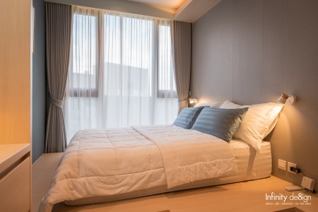 ห้องนอนใหญ่ตกแต่งด้วยผ้าม่านลอน @ Whizdom Inspire สุขุมวิท