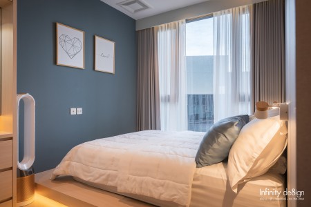 ห้องนอนใหญ่ตกแต่งด้วยวอลเปเปอร์ สี Peacock Blue @ Whizdom Inspire สุขุมวิท