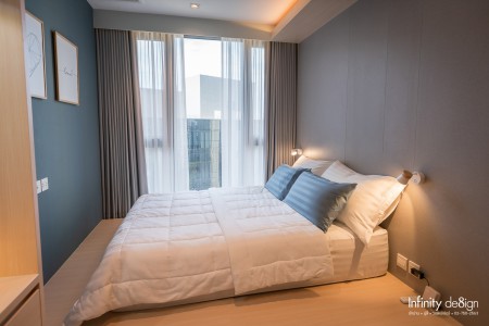 ห้องนอนใหญ่ตกแต่งด้วยผ้าม่านสีเทา @ Whizdom Inspire สุขุมวิท