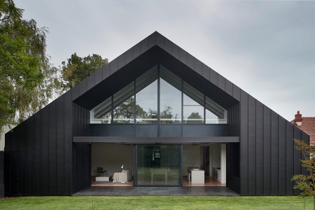ไอเดียออกแบบบ้านหลังคาหน้าจั่ว : เรียบง่าย ในโทนสีดำ