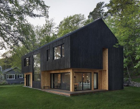  ไอเดียออกแบบบ้านหลังคาหน้าจั่ว : บ้านไม้สีดำ