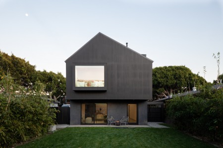 ไอเดียออกแบบบ้านหลังคาหน้าจั่ว : โทนขาว-ดำ