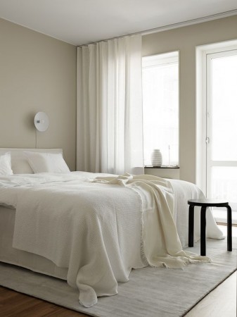 ไอเดียตกแต่งห้องด้วย "ผ้าม่านโปร่ง"  :  ห้องนอนโทนสีขาว