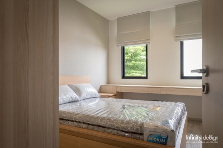 ห้องนอนเล็กตกแต่งด้วยผ้าม่านพับ สีขาวครีม @ Noble Gable วัชรพล