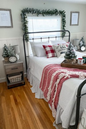ไอเดียตกแต่งบ้านต้อนรับคริสต์มาส : ห้องนอนโทนสีขาว - แดง 