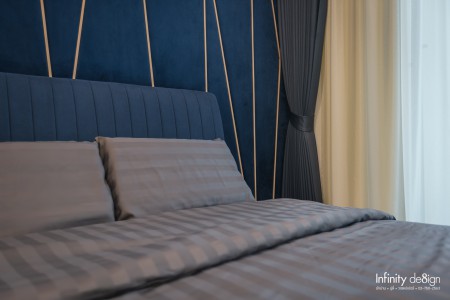 ห้องนอนใหญ่ตกแต่งด้วยผ้าม่าน สีน้ำเงิน @ Supalai Oriental สุขุมวิท 39