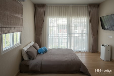 ห้องนอนตกแต่งด้วยผ้าม่านจีบ สีทอง @ Golden Neo สุขุมวิท-ลาซาล