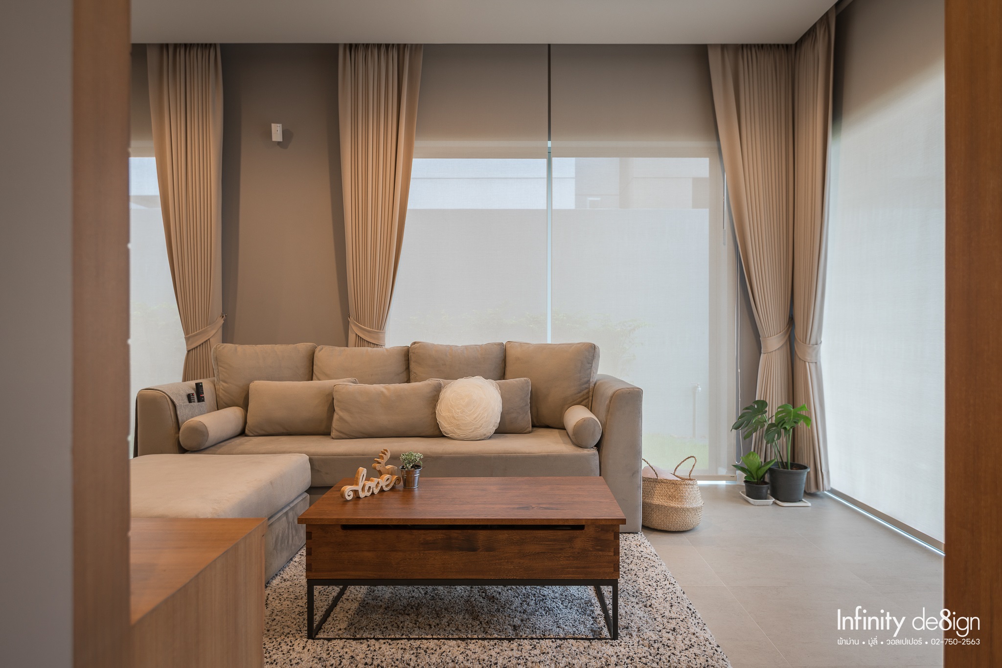 ไอเดียแต่งห้องด้วยม่านม้วน Sunscreen : ห้องนั่งเล่น Gray & Brown Style