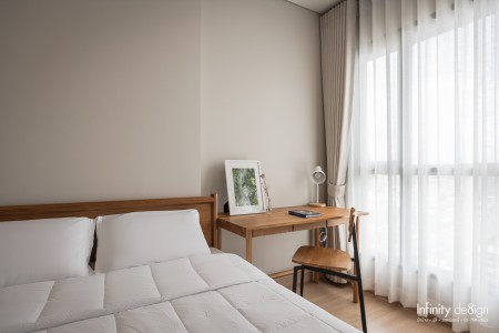 ห้องนอนตกแต่งด้วยผ้าม่านโปร่ง @ Lumpini Suite ดินแดง-ราชปรารภ