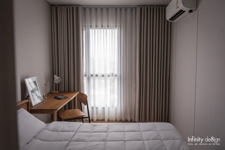 ห้องนอนตกแต่งด้วยผ้าม่านโทนสีครีม @ Lumpini Suite ดินแดง-ราชปรารภ