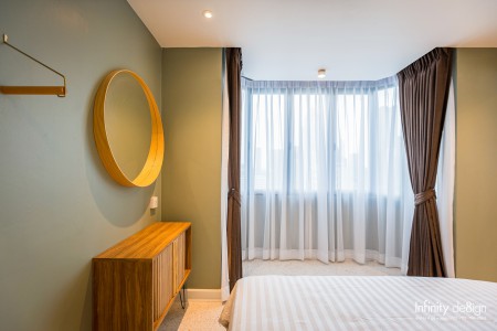 ห้องนอนสีเขียวติดผ้าม่าน 2 ชั้นแบบสั่งตัด @ Omni Tower สุขุมวิท นานา