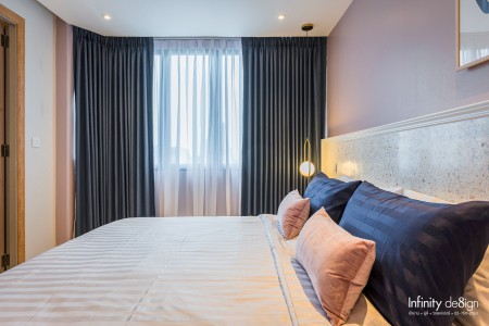 ห้องนอนสีชมพูตกแต่งด้วยผ้าม่าน สีน้ำเงิน @ Omni Tower สุขุมวิท นานา