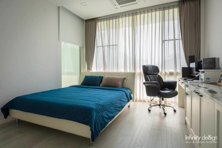 ห้องนอน 2 ตกแต่งด้วยผ้าม่านและม่านม้วน @ VIVE รัตนาธิเบศร์-ราชพฤกษ์